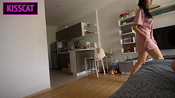 Hari ke-11 – Jangan Sampai Tumpah di Dalam Ibu Tiri di Kamar Bersama! Petualangan Panas Berisiko di Ranjang yang Sama dengan Anak Tiri Saat Liburan