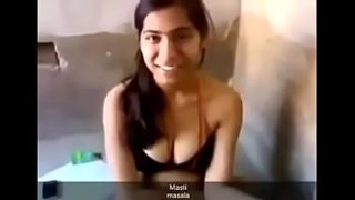 Gadis Desi panas membuka pakaian dengan penuh gairah