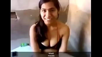 Gadis Desi panas membuka pakaian dengan penuh gairah