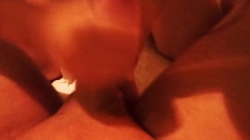 Vecina japonesa me hace una paja asiática