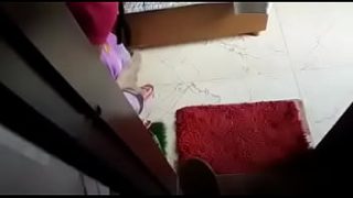Pembantu seksi Desi menggoda dengan pose-pose panas