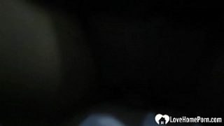 Gadis Asia menggoda memberikan blowjob dalam sudut pandang intim