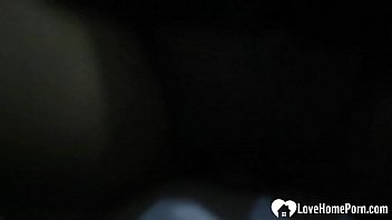 Gadis Asia menggoda memberikan blowjob dalam sudut pandang intim