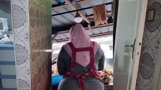 Ngemil Montok Emak-Emak Muslim Indonesia yang Menggoda