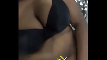 Gadis India yang menggoda dengan pesona seksi dan aura erotis