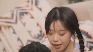 Gadis SMA seksi Yuli dalam seragam sekolah bercinta panas dengan pacarnya.