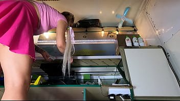 Gadis nakal ini terlihat sangat menggoda saat membungkuk meraih rak terbawah