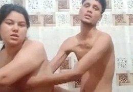 Bhabhi Mandi Panas dengan Adegan Mesra