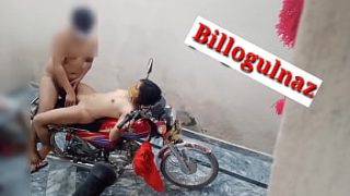 Goyangan panas di atas motor, teman ku menggila dengan nafsu membara