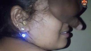 Gadis India berpinggul montok dieksplorasi dengan liar