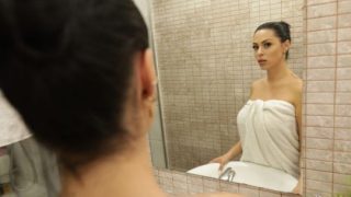 Sapphire LaPiedra Mengintip dan Menggoyang Sang Teman Sekamar