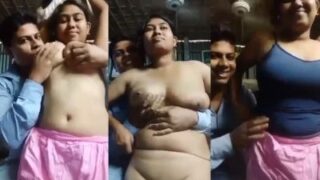 Seorang mesum menggila-gilakan pacar kuliahnya yang montok dalam adegan panas ala India