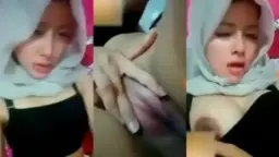 Ukhti Berhijab Cantik Pamer Uting Payudara yang Menggoda