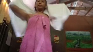 Wanita desa telanjang bulat memamerkan tubuhnya di gubuk seng