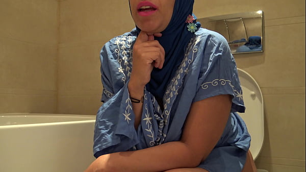 Arab milf nakal dengan bulu kemaluan lebat sedang kencing