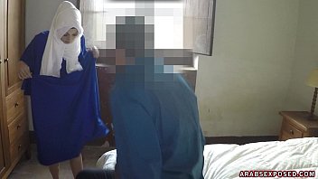 Gadis Arab cantik menghisapnya demi uang tunai