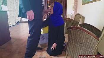 Pembantu Arab Mengulum Batang Penis dengan Penuh Nafsu