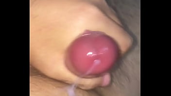 Pria Asia yang menggoda dengan gerakan sensualnya