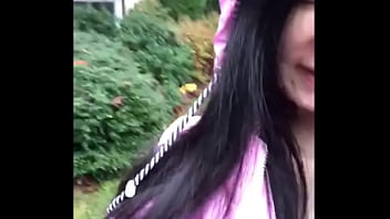 Gadis Asia Telanjang Basah-Basahan di Tengah Hujan Deras!
