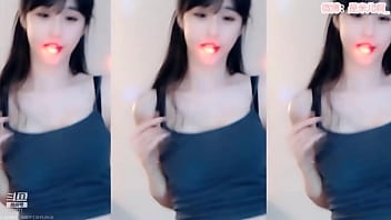 Cô nàng Trung Quốc uốn éo quay lại thách thức các anh