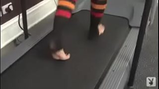 Tasha Nicole berkeringat di gym dengan gerakan yang menggoda