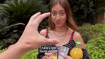Gadis Rusia Mungil Dihardiki Kekasih Spanyol yang Bergairah