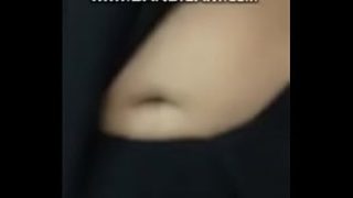 Pusar dalam dan berlekuk istri Desi yang menggoda