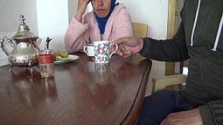 Ibu Arab panas diguyur sperma oleh anak tiri yang sedang masturbasi