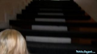 Gadis Pemalu Agen Publik Membungkuk untuk Diterjang Kontol Besar