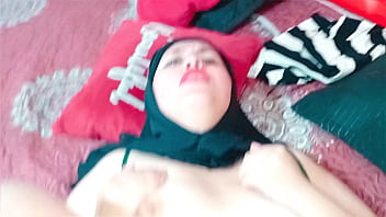 Muslimah berhijab digoyang hingga muncrat di wajahnya.