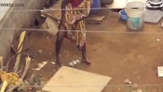 Desi Berdiri Kencing dan Mengencingi