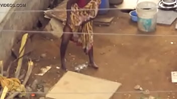 Desi Berdiri Kencing dan Mengencingi
