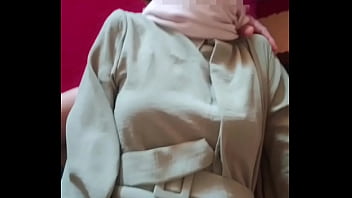 Adik Tiri Berhijab Digoyang Saat Lebaran