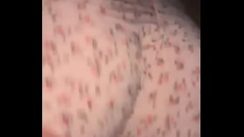 Gadis berhijab genit memamerkan pantat montoknya – goyangan solo, renggangkan dan pantulan menggoda