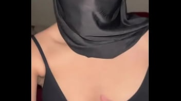 Gadis Arab berjilbab mengelus-elus payudaranya dengan lambat • penyembahan payudara solo muslimah yang genit