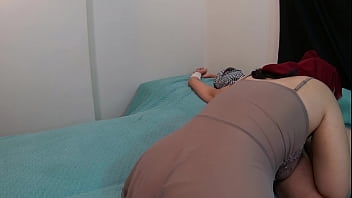Arab Muslimah Berhijab Duduk di Atas Penis