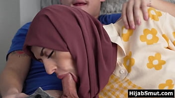 Gadis Arab polos berhijab melayani nafsu pacar Amerika dengan mulut genitnya