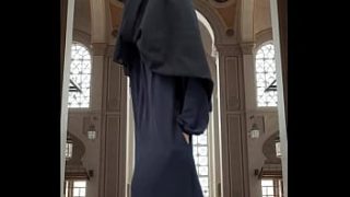 Menggoda dalam Balutan Abaya dan Hijab