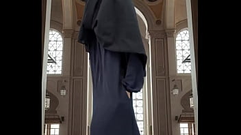 Menggoda dalam Balutan Abaya dan Hijab
