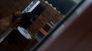 Novinha pelada recebendo o entregador com tesão: siga @annebruna22