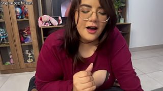 Pemandangan Panas: BBW Milf Isabelle Myers Menggoda dan Memainkan Kontol Anak Tiri