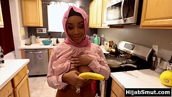 Gadis muslimah berkulit gelap belajar cara memberikan oral yang memuaskan