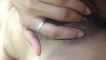 Aksi Tersembunyi Desi yang Menggoda