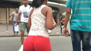 Morena montada no motel rebolando a bunda grande e gostosa.