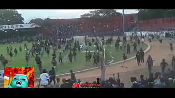 Gaya Brutal Suporter Indonesia: Hantam Baku Hantam