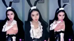 Helena Menggoda dan Menjilati Payudaranya yang Menggairahkan