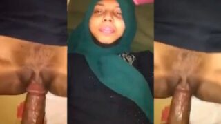Ibu Berjilbab Dihardupi Demi Uang dalam Video Mesum Pakistan