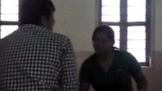 Istri India dalam sari membuka pakaian dan bercinta dengan suami