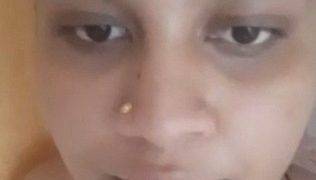 Jari-jari menggoda celah basah gadis Benggala montok