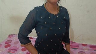 Kakak tiri memenuhi kemaluan adik tirinya dengan cairan panas dalam film porno desi